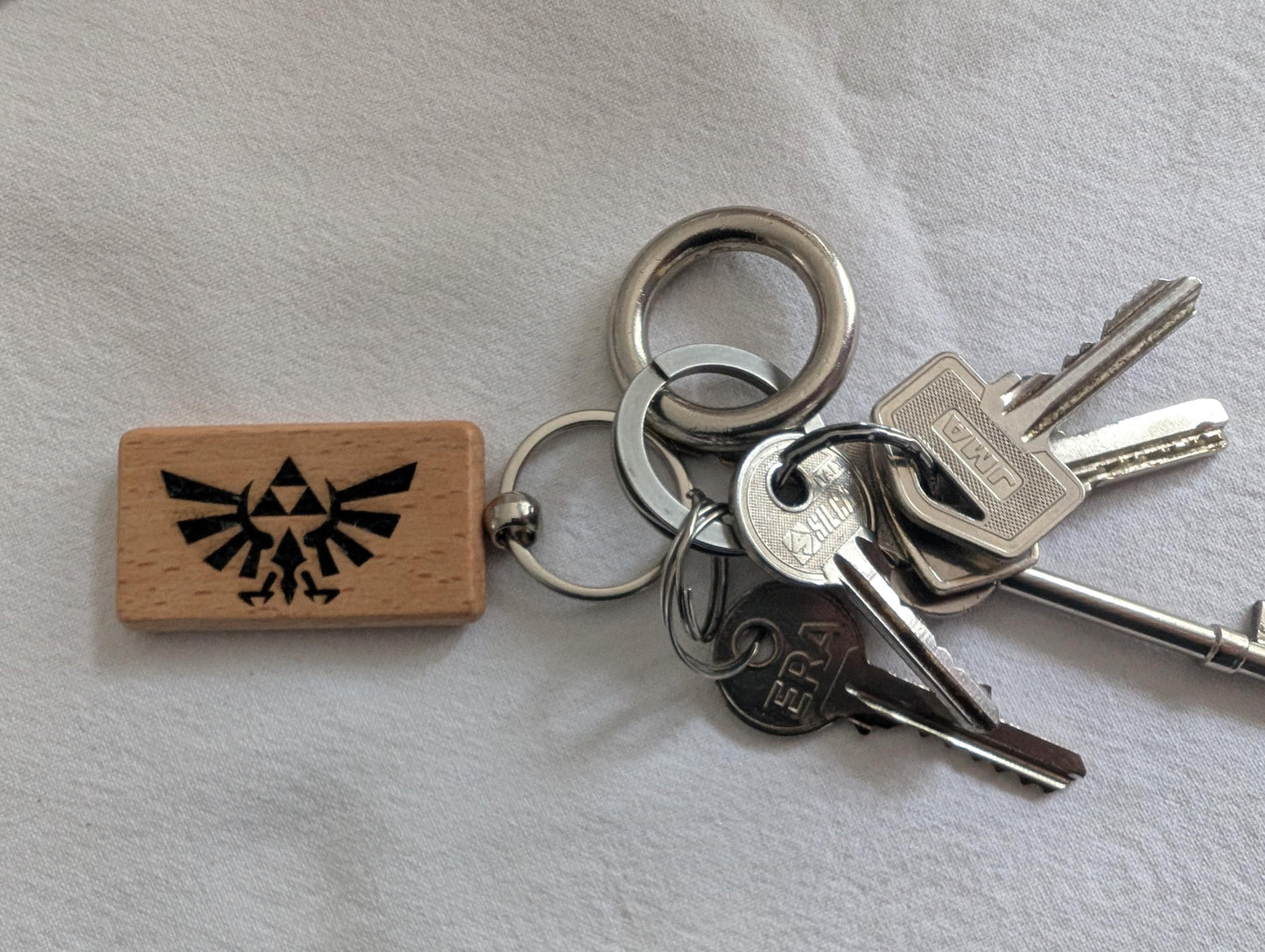 Zelda Wooden Keyring with Triforce Symbol - Ideal Gift for Gamers